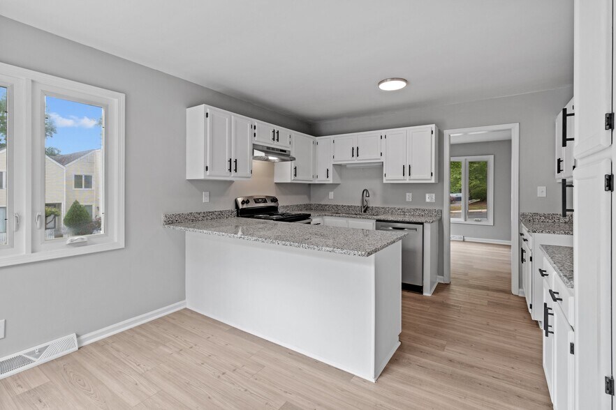 Building Photo - 325 Eastwood Dr