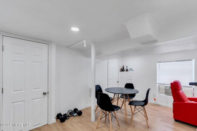 Building Photo - 12 Main St