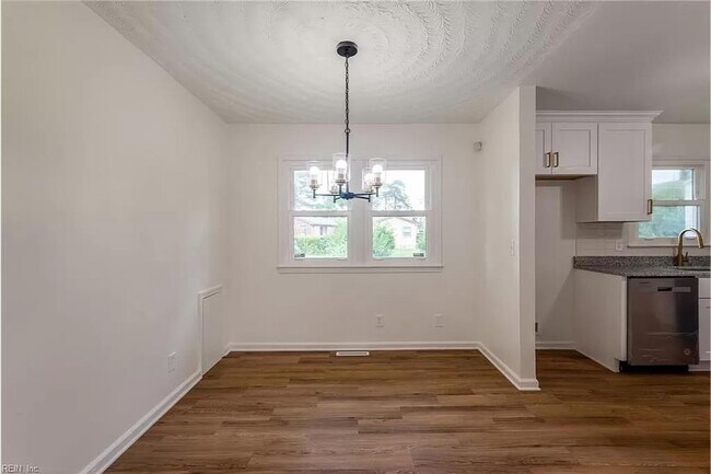 Building Photo - 1613 Loren Cres