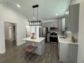 Building Photo - Beautiful 2 bd 2 ba with office! Home minutes from the Historic Pearl! AVAILABLE NOW!