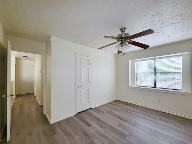 Building Photo - 2118 Creekshire Dr
