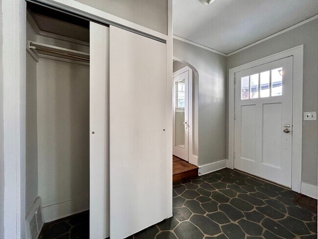 Building Photo - Spacious Four Bedroom Home in Southeast Grand Rapids