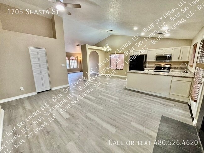 Building Photo - 1705 Shasta St