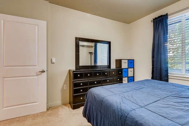 Building Photo - SPACIOUS 1-BEDROOM APARTMENT FOR RENT IN DOWNTOWN BALLARD!