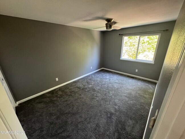 Building Photo - 1665 Southview Dr