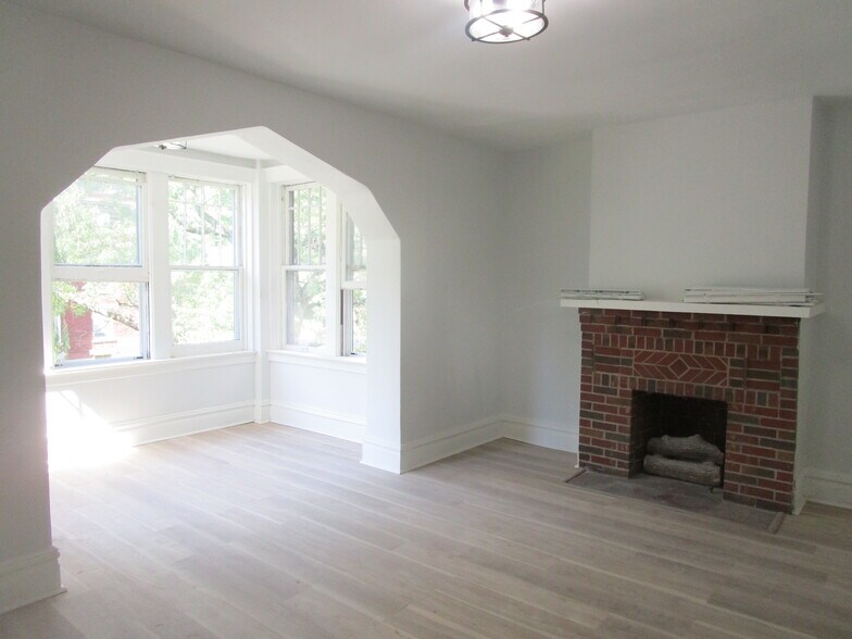 Primary Photo - 5920 McPherson Ave