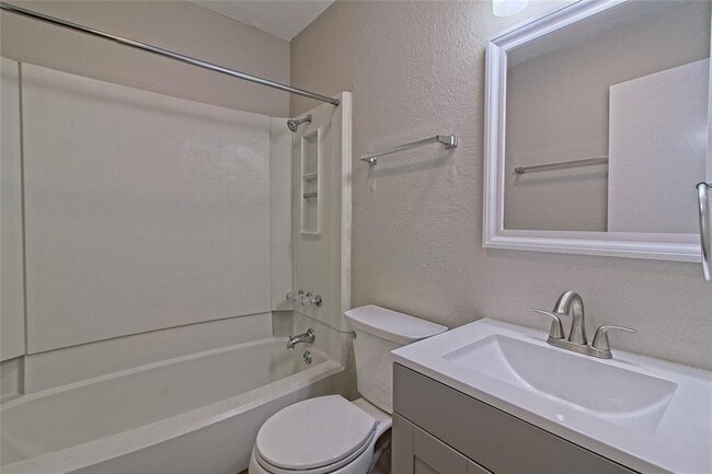 Building Photo - 401 Hedgewood Dr