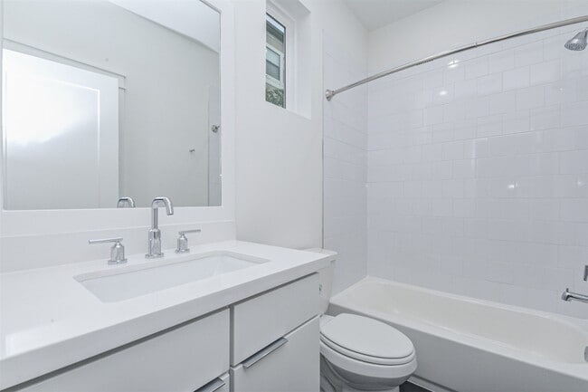 Building Photo - 1123 W 17th St