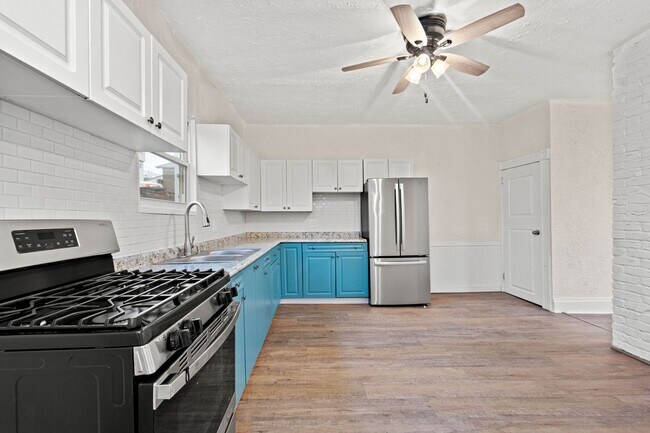 Building Photo - Stunning 2 bedroom home in Port Vue available August 1!