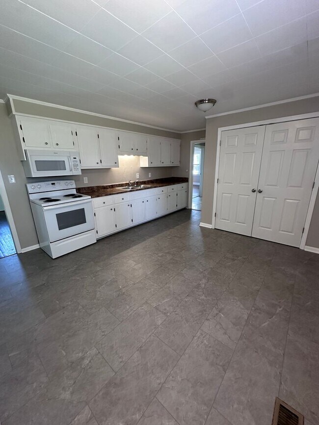 Building Photo - 313 Ginnie Ln