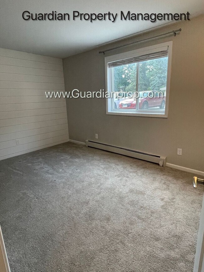 Building Photo - Champlin Main Floor Renovated Apartment, D...