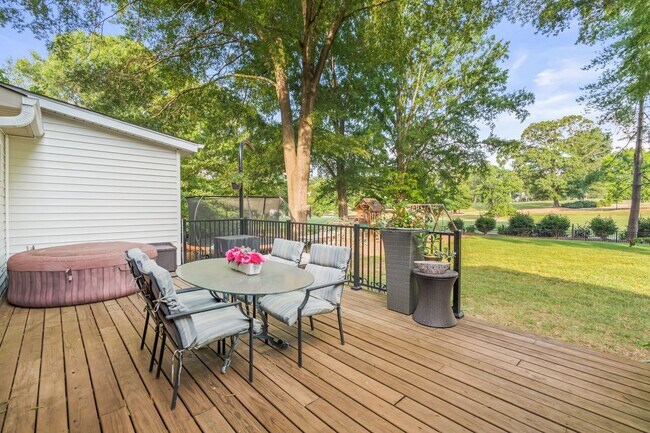 Building Photo - 4BR Golf Course Home in Bermuda Run with EV Charger