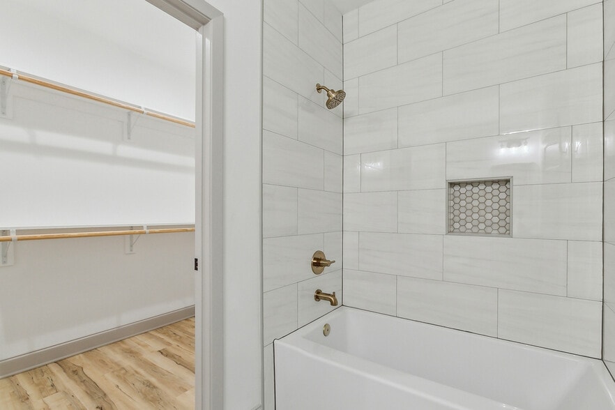 Building Photo - 3923 Clematis St