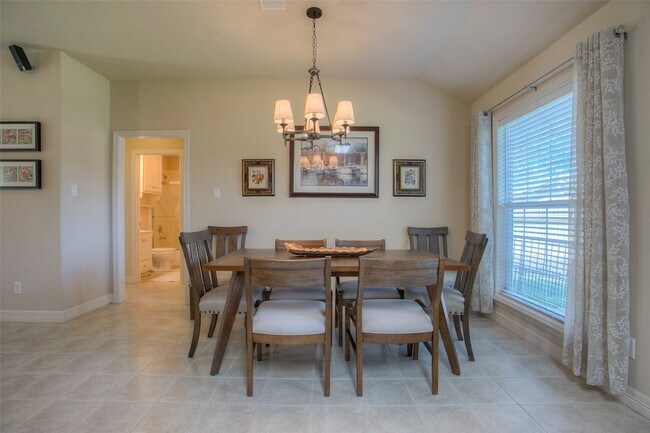 Building Photo - 824 Cherry Hills Dr