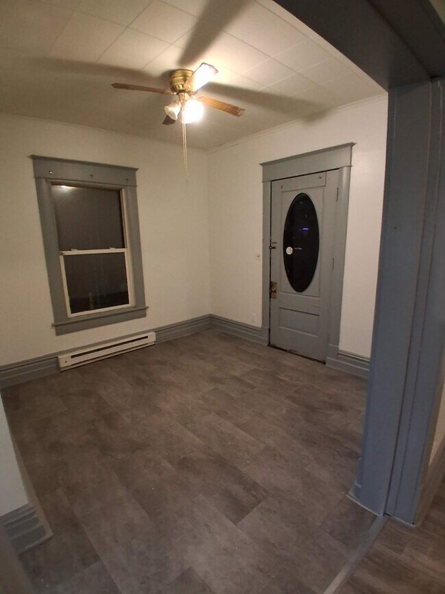 Building Photo - 2 Bedroom 1 Bath Renovated Apartment