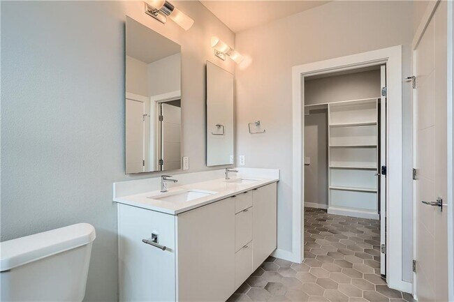 Building Photo - 5605 Sunshine Dr