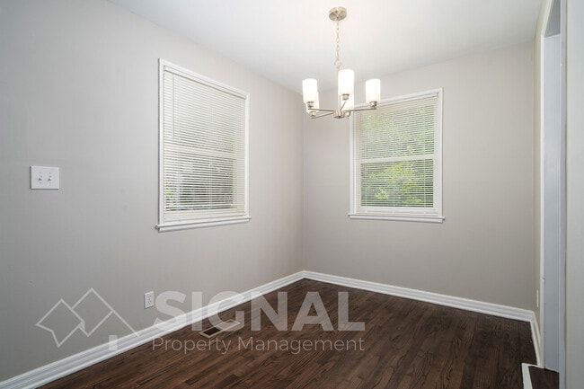 Building Photo - 3038 Highland Dr