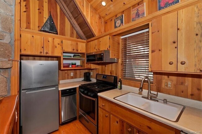 Building Photo - 295 Sunset Dr