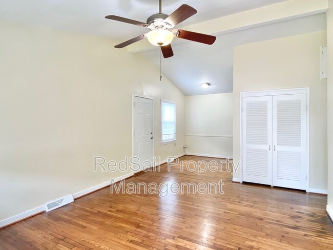 Building Photo - 710 72nd St