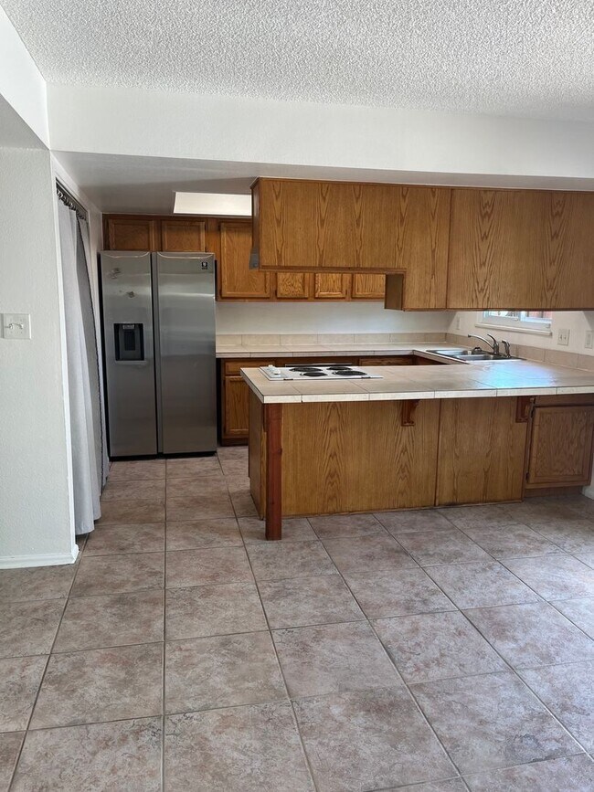 Building Photo - 3 bed 2.5 bath townhome