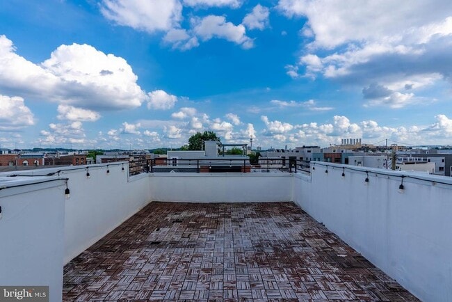 Building Photo - 719 E Thompson St