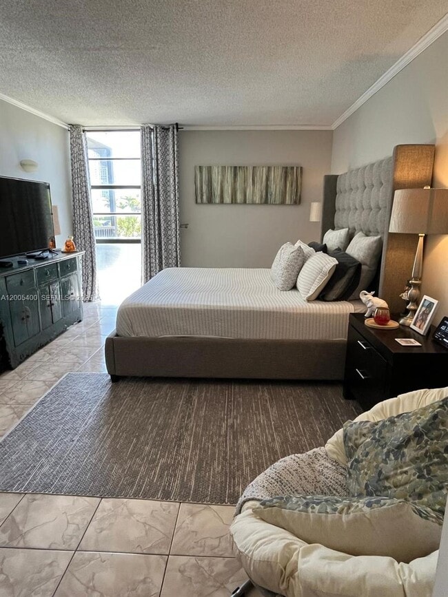 Building Photo - 3475 N Country Club Dr