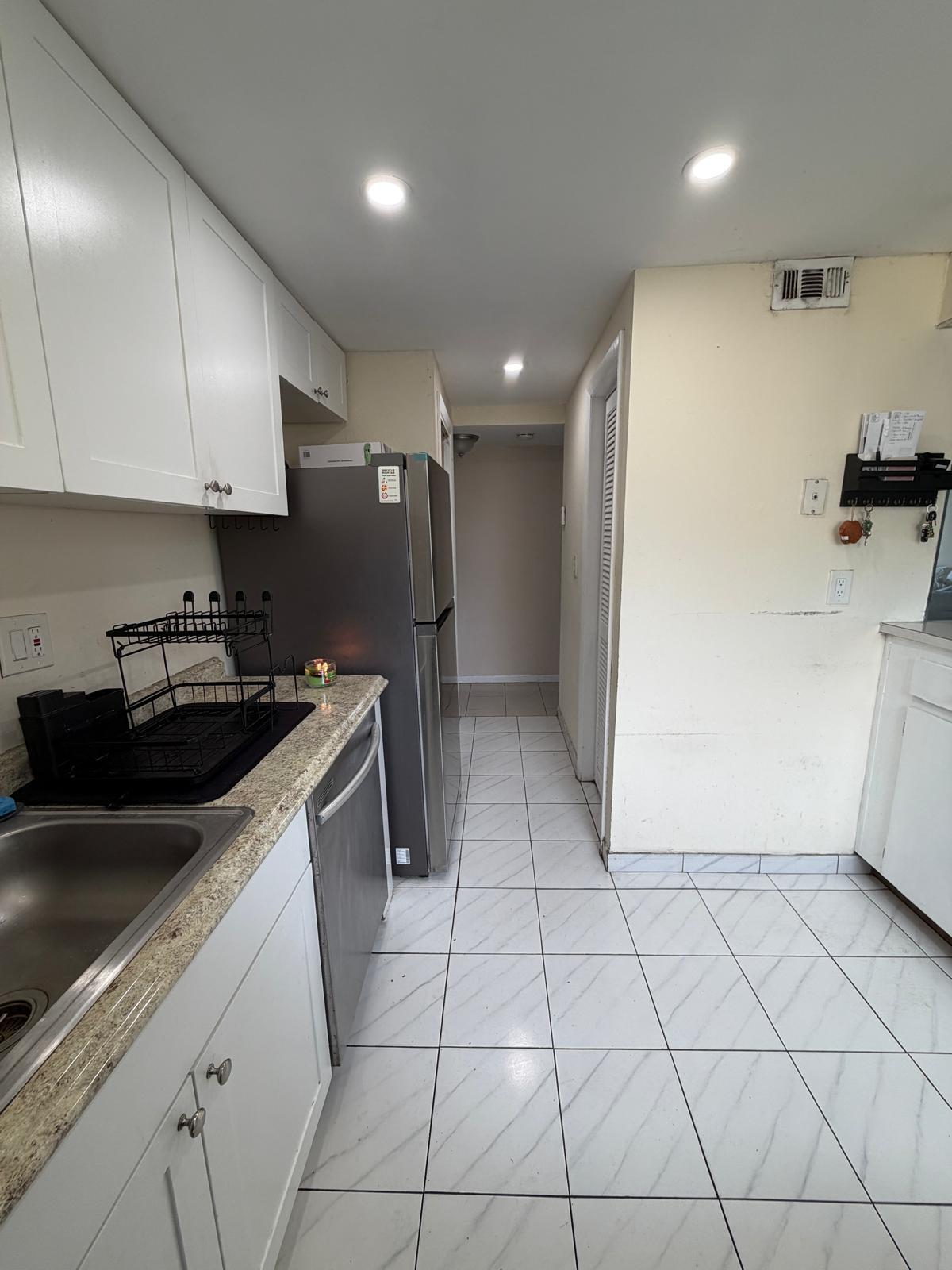 Building Photo - 9180 Fontainebleau Blvd