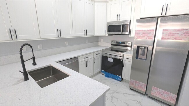 Building Photo - 826 Middleton Dr SW