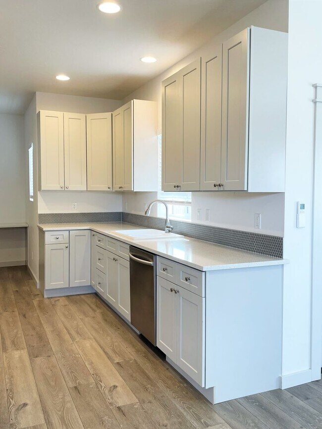 Building Photo - Beautiful3 bed 2,5 bath townhouse in Garden City