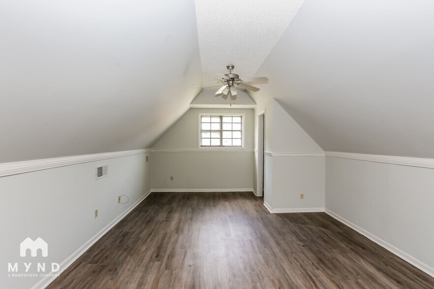 Building Photo - 6827 Starkenburg Ln