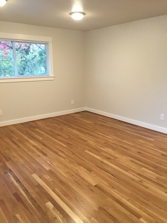 Building Photo - Modern PrivatePorch/Entry 2Br Hardwoods-Qu...