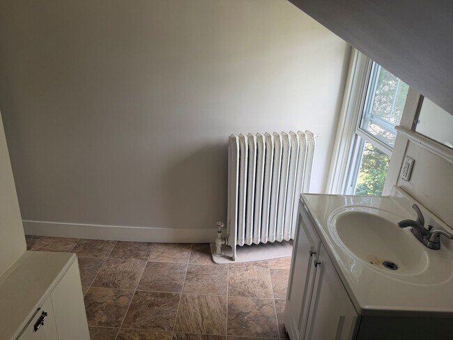 Building Photo - Charming 2-Bedroom 1 Bath Apt. in Middleboro
