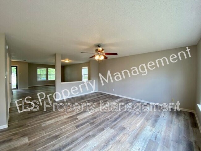 Building Photo - 2180 Shadowbrook Dr