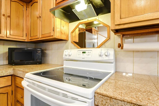Building Photo - Fantastic 2-Bed, 2-Bath Townhouse with Pri...