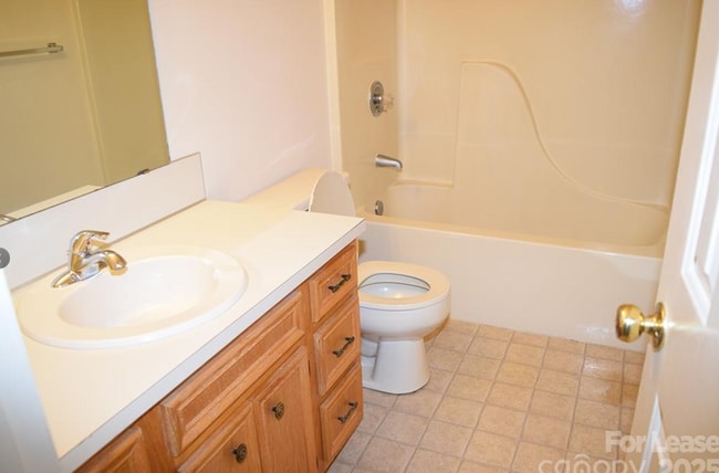 Building Photo - Private 2BD/1.5BA Townhouse in Prime NW Hi...