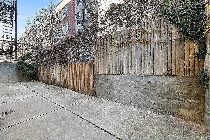 Building Photo - 619 E 5th St