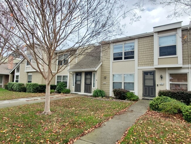 Primary Photo - Spacious Townhome in Central Location, A/C...