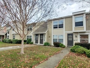 Building Photo - Spacious Townhome in Central Location, A/C...