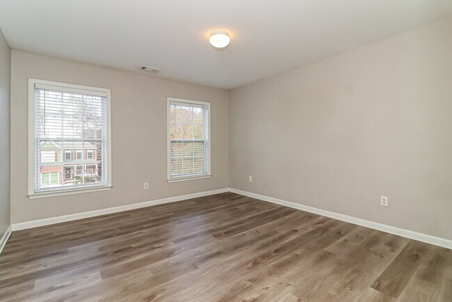 Building Photo - 227 Oakbridge Dr