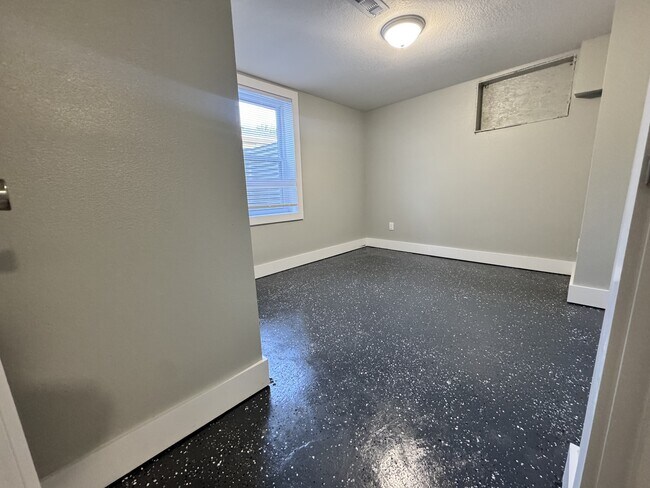 Building Photo - 603 NE 51st Pl