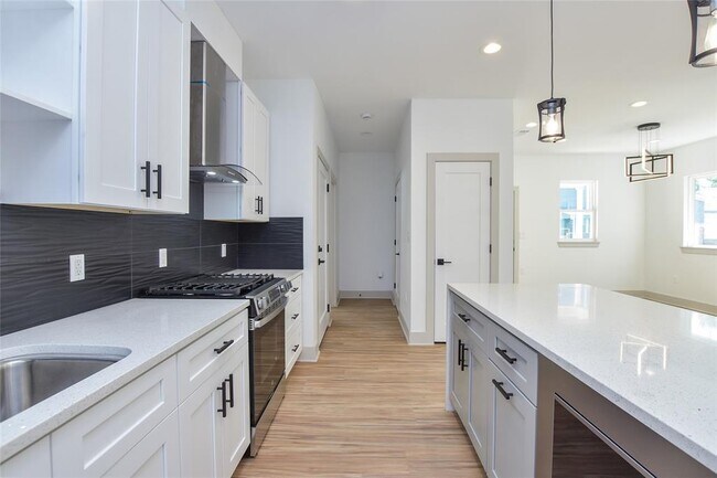 Building Photo - 7103 Bennett Ave