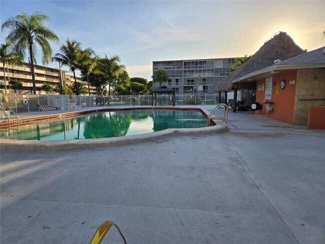 Building Photo - 950 Hillcrest Dr