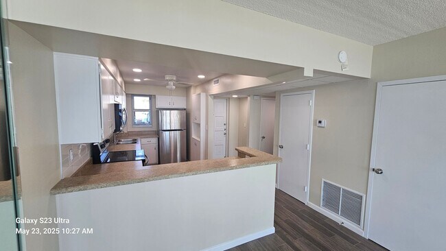 Building Photo - Beautiful Views Direct Ocean Front Condo