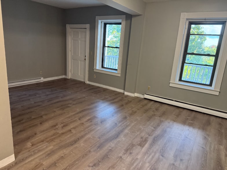 Building Photo - 12-14-14 E Main St