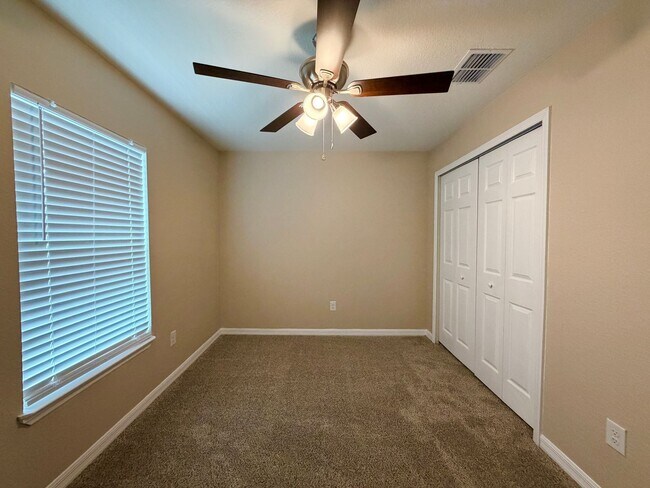 Building Photo - Desirable SE Neighborhood - 3/2/2 Silver Spring Shores **Available NOW**