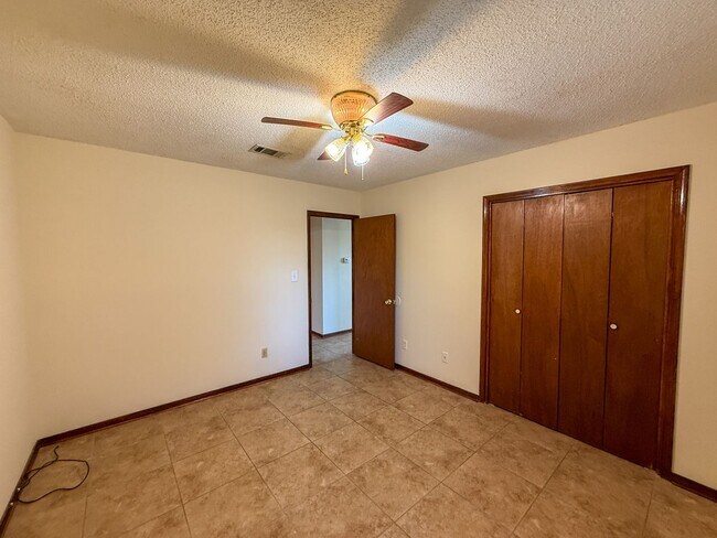 Building Photo - Well maintained 2 bedroom 1 bath duplex ~ lawn care, pest control & trash included!