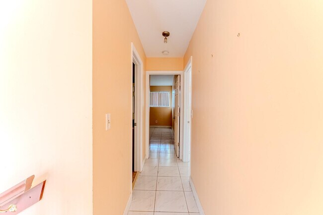 Building Photo - 626 NE 195th St