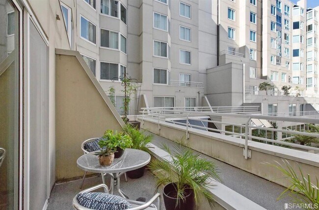 Building Photo - 240 Lombard St