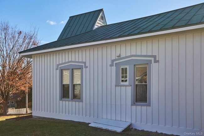 Building Photo - 16 Oak St