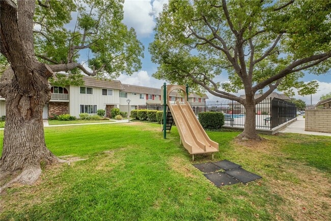 Building Photo - 4792 Larwin Ave